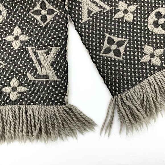 Louis Vuitton Gray-Brown Monogram Wool Knit Scarf - Picture 5 of 9
